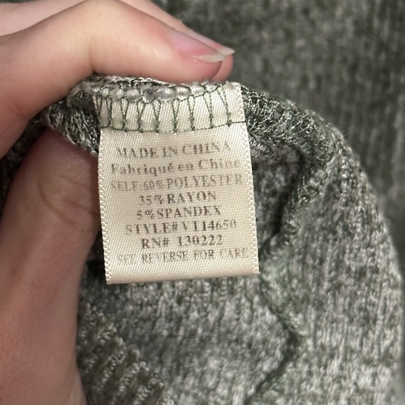 Very J Dark Gray Oversized Ribbed V Neck Long sleeve Knit Sweater size Medium - Picture 5 of 5